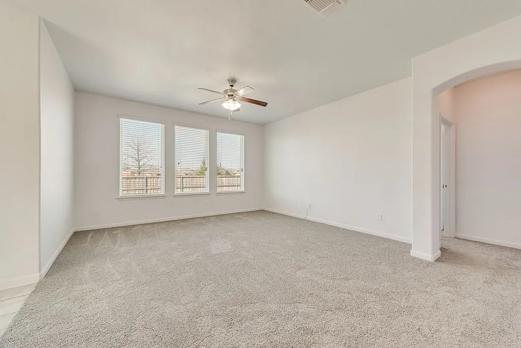 4 bed, 2.5 bath, 3326 sqft, $2,700 — Photo 3