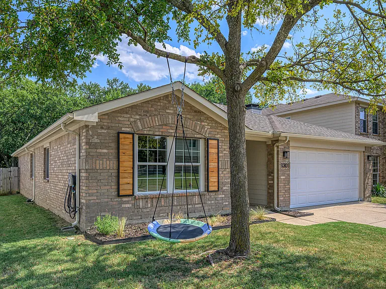 1301 Oak Hollow Ln — Photo 4