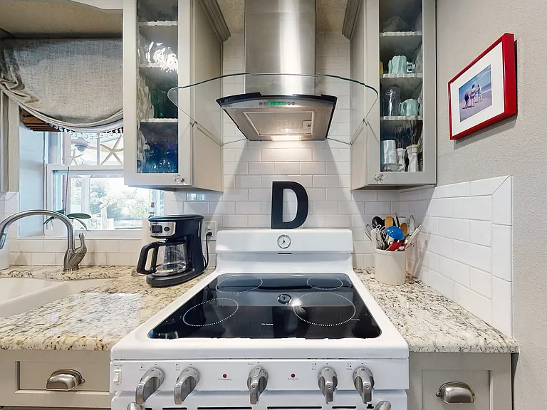 614 Goodwin Ave — Photo 9