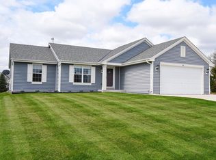 595 Farmstead Dr, Slinger, WI 53086