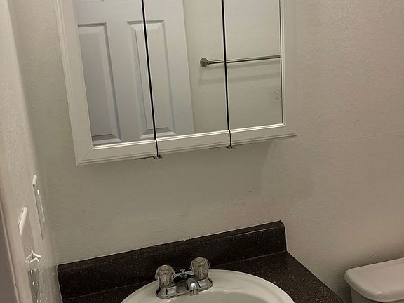 3rd image of 1625 SE Oak St APT 2