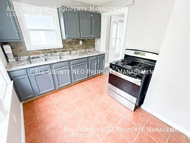 Welcome to this charming 3-bedroom, 1-bath single-family home in Cleveland Heights! — Photo 4