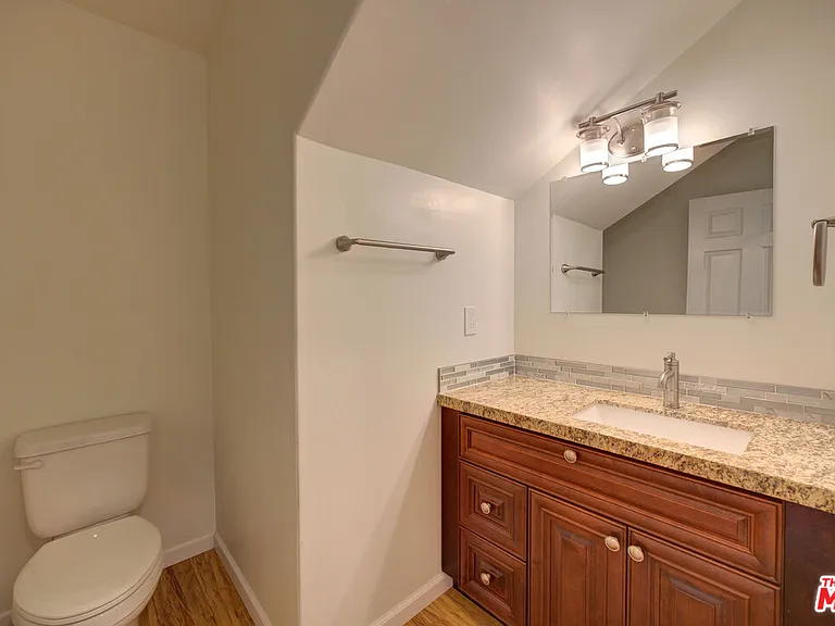 585 Branch St — Photo 10
