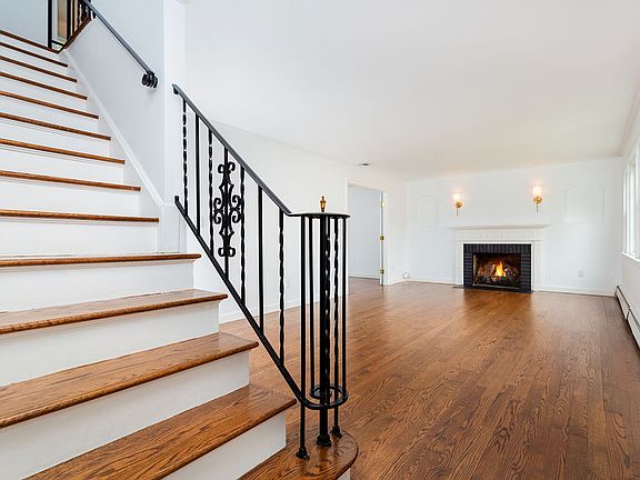 4th image of 302 Sound Beach Ave