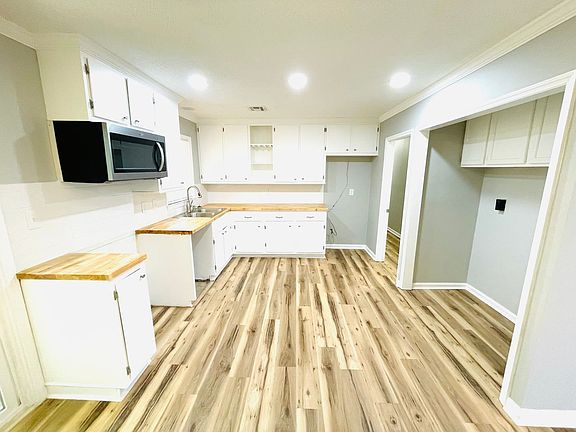 4th image of 6009 Pinebrook Dr