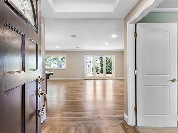 3rd image of 214 Oak Shadow Drive