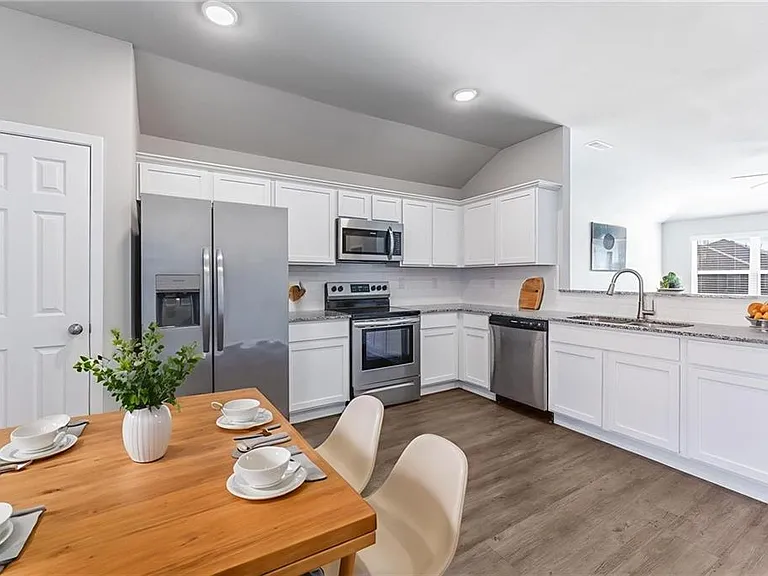 980 E Starling St — Photo 7
