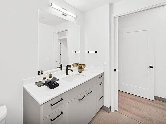 5th image of 1701 W Webster Ave #608
