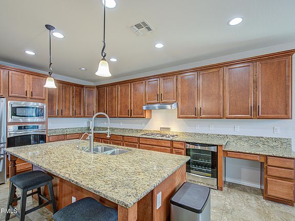 5th image of 556 W SWEET SHRUB Avenue