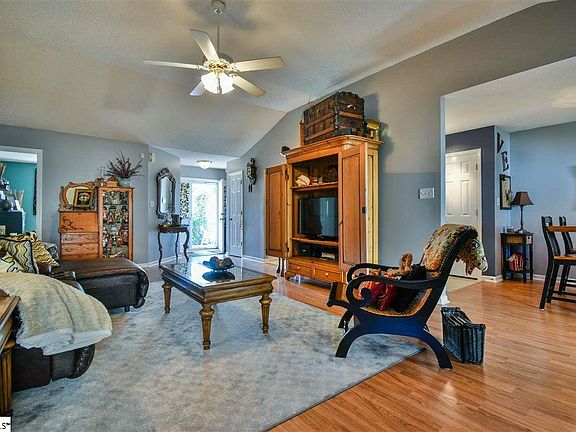 4th image of 221 Woodruff Park Ln