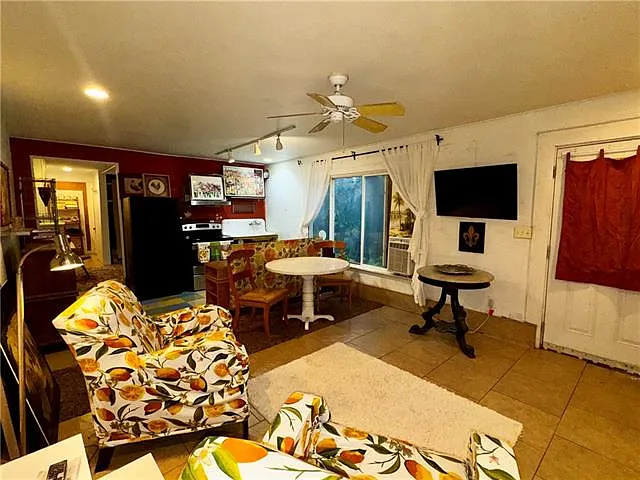 2 bed, 1.0 bath, 925 sqft, $1,400 — Photo 2