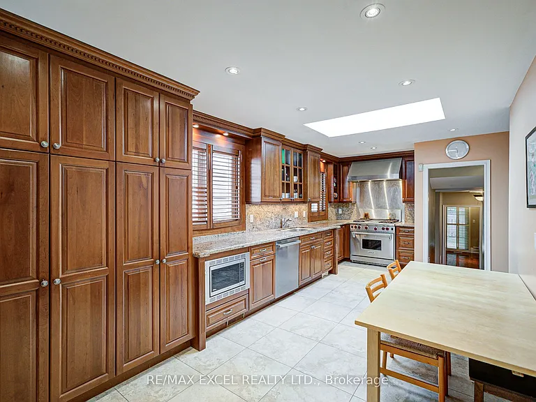 108 Babcombe Dr — Photo 35