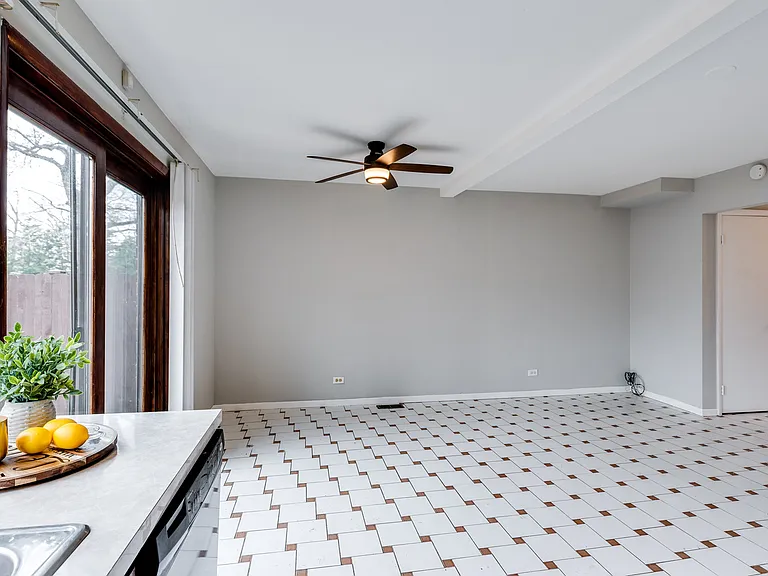 18W269 Kirkland Ln — Photo 10