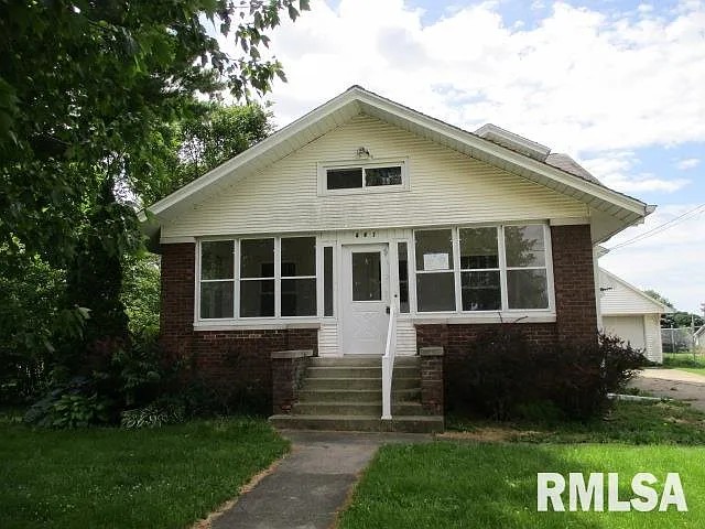 447 E Walnut St photo 1