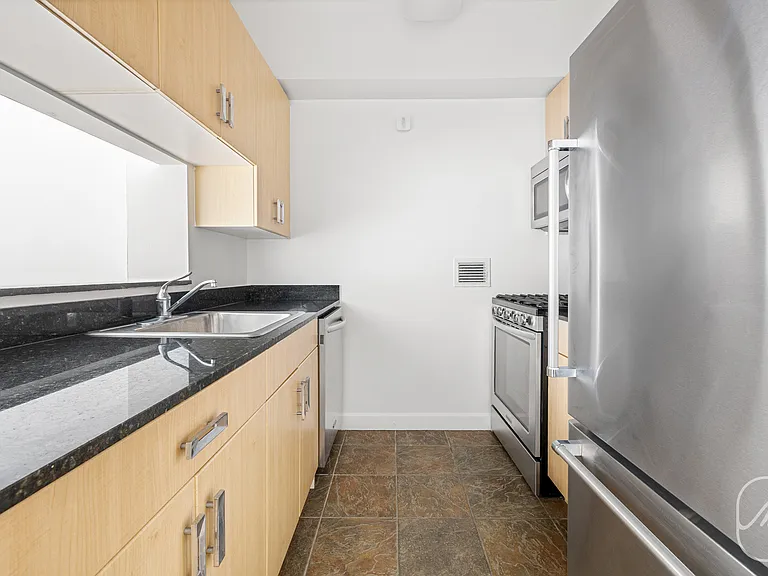 561 10th Ave #4I — Photo 7
