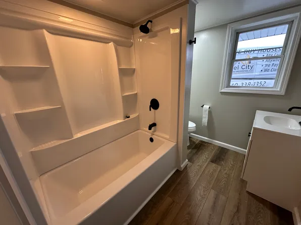 328 W S St #B, Barnesville, OH 43713