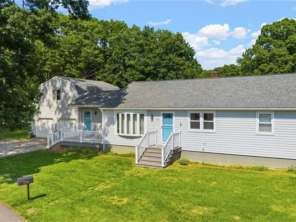 36 Holly Ln, Tiverton, RI 02878