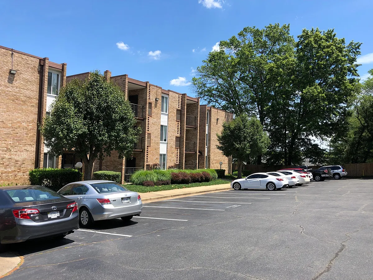 Building Photo - 300 W Glebe Rd #300