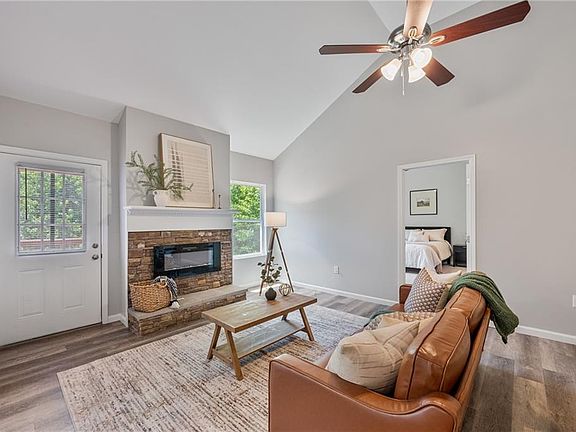 4th image of 135 Tyrus Ln