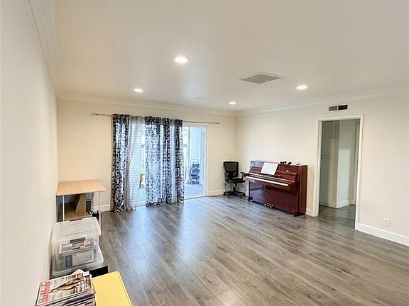 3rd image of 8502 Noble Ave