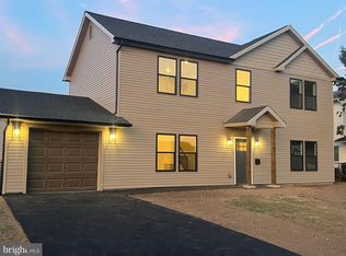 41 Silverbirch Ln, Levittown, PA 19055