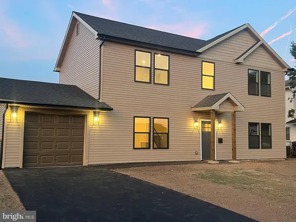 41 Silverbirch Ln, Levittown, PA 19055