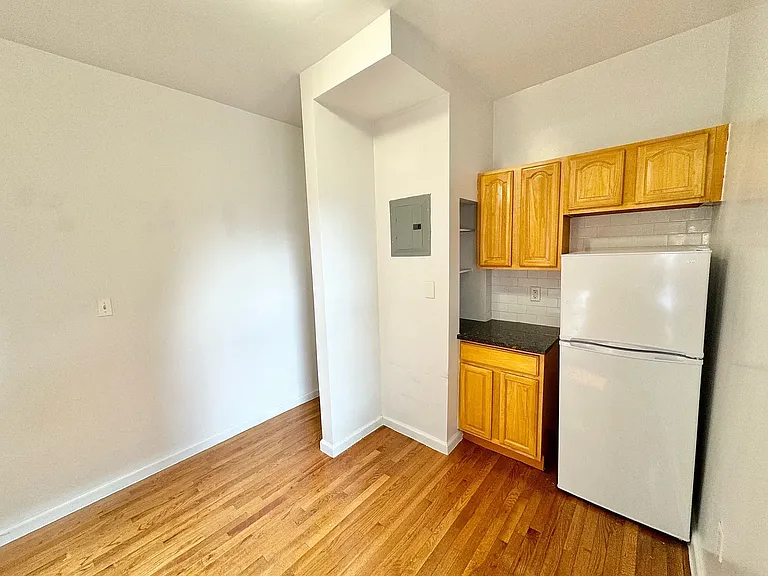 352 W 15th St #301 — Photo 14