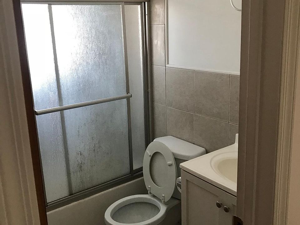 2nd image of 40 Woodbine Ct APT 7