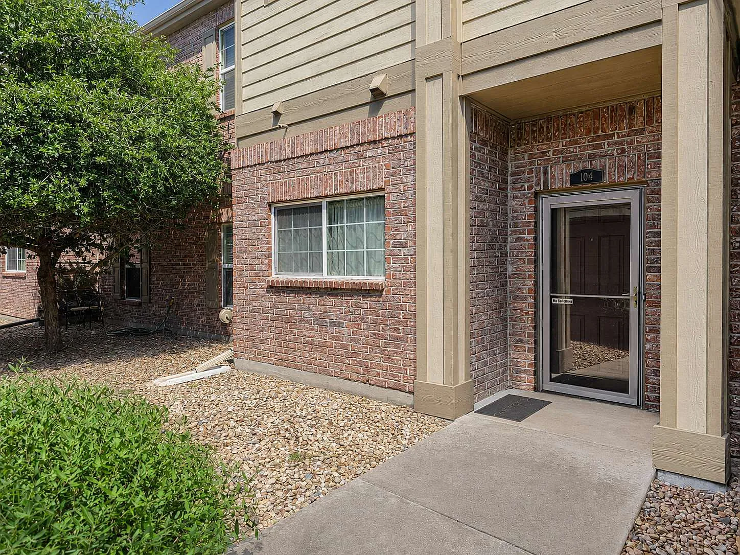 2 bed, 2.0 bath, 1084 sqft, $1,995 — Photo 2