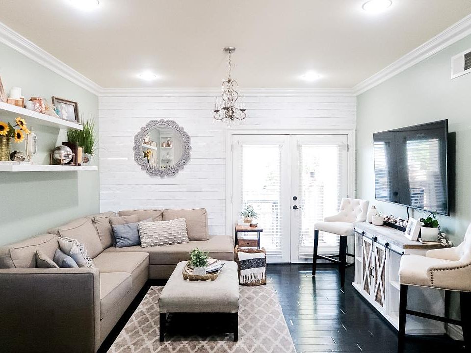 1st image of 14255 Delano St #201