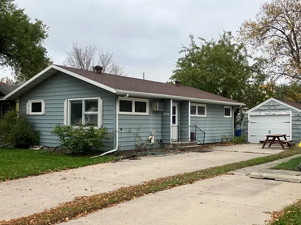1021 26th St N, Fargo, ND 58102