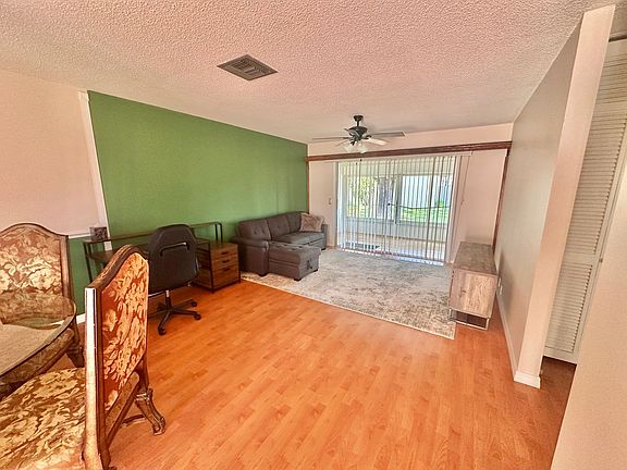 5th image of 256 Windmeadows St