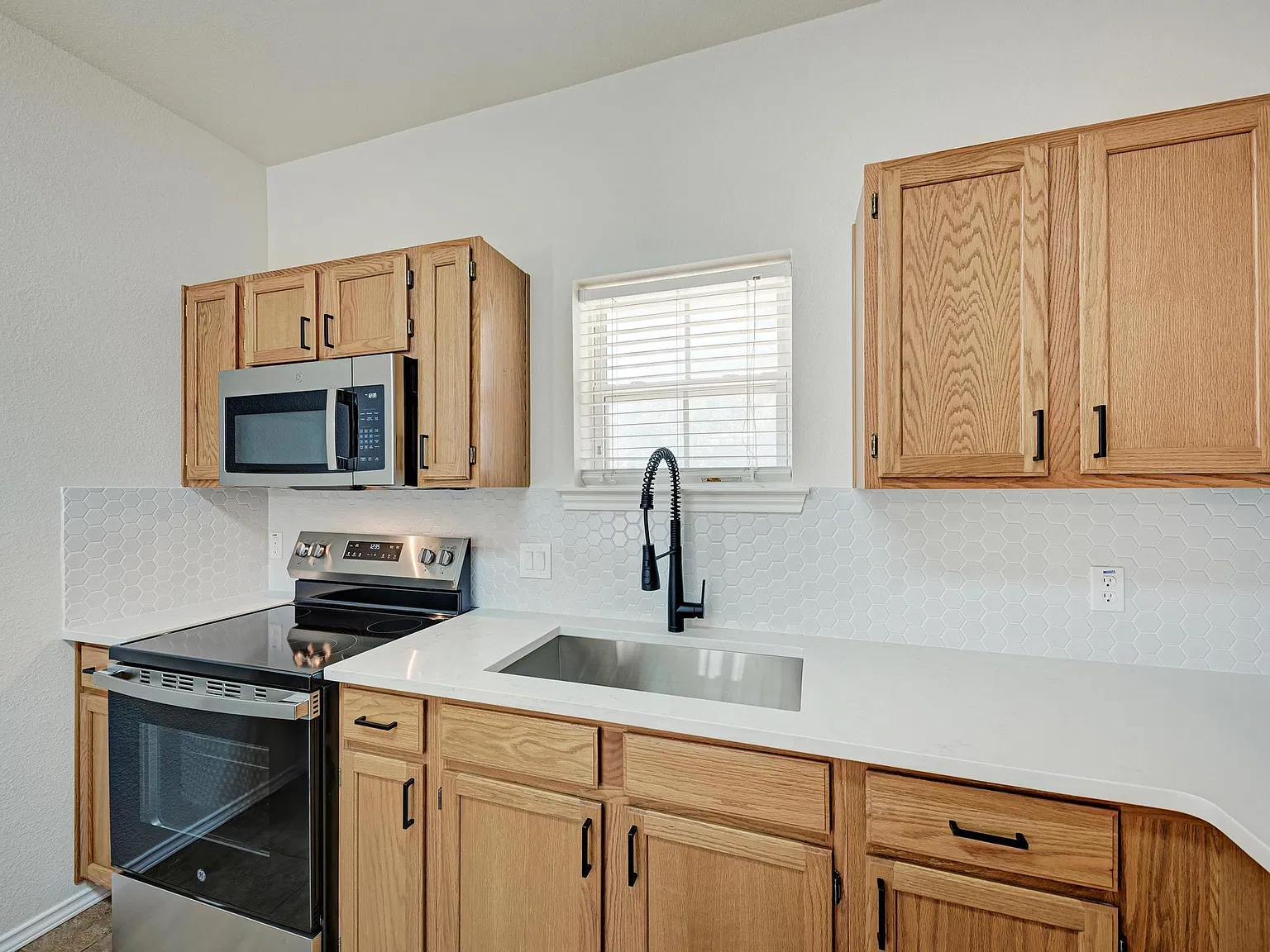 3 bed, 1.0 bath, 976 sqft, $1,600 — Photo 2