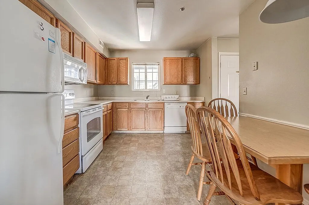 4 bed, 1228 sqft, $619 — Photo 3