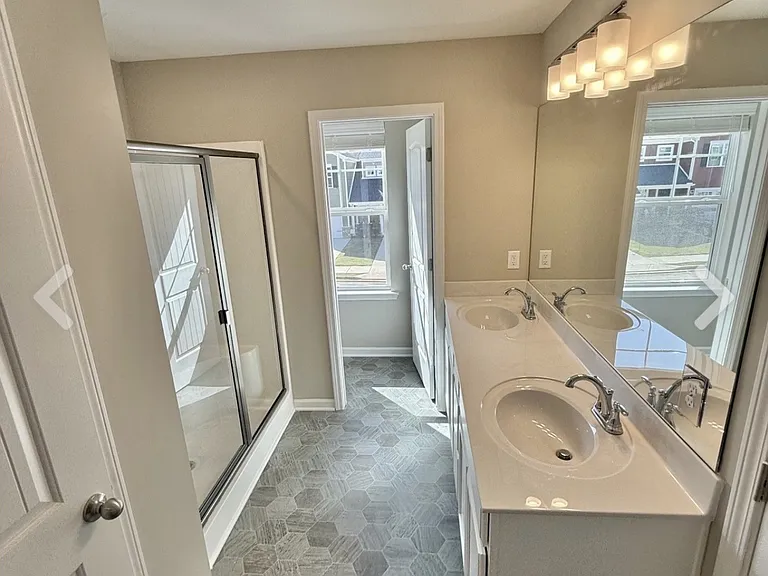366 Ezra St — Photo 4