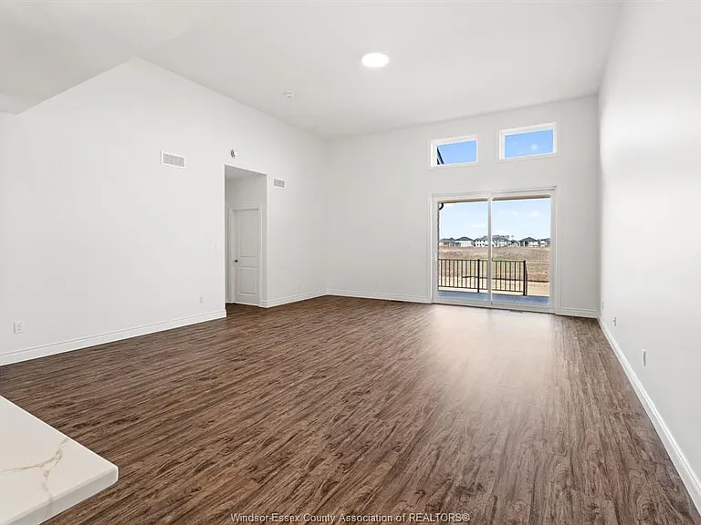 210 McLellan Ave — Photo 9