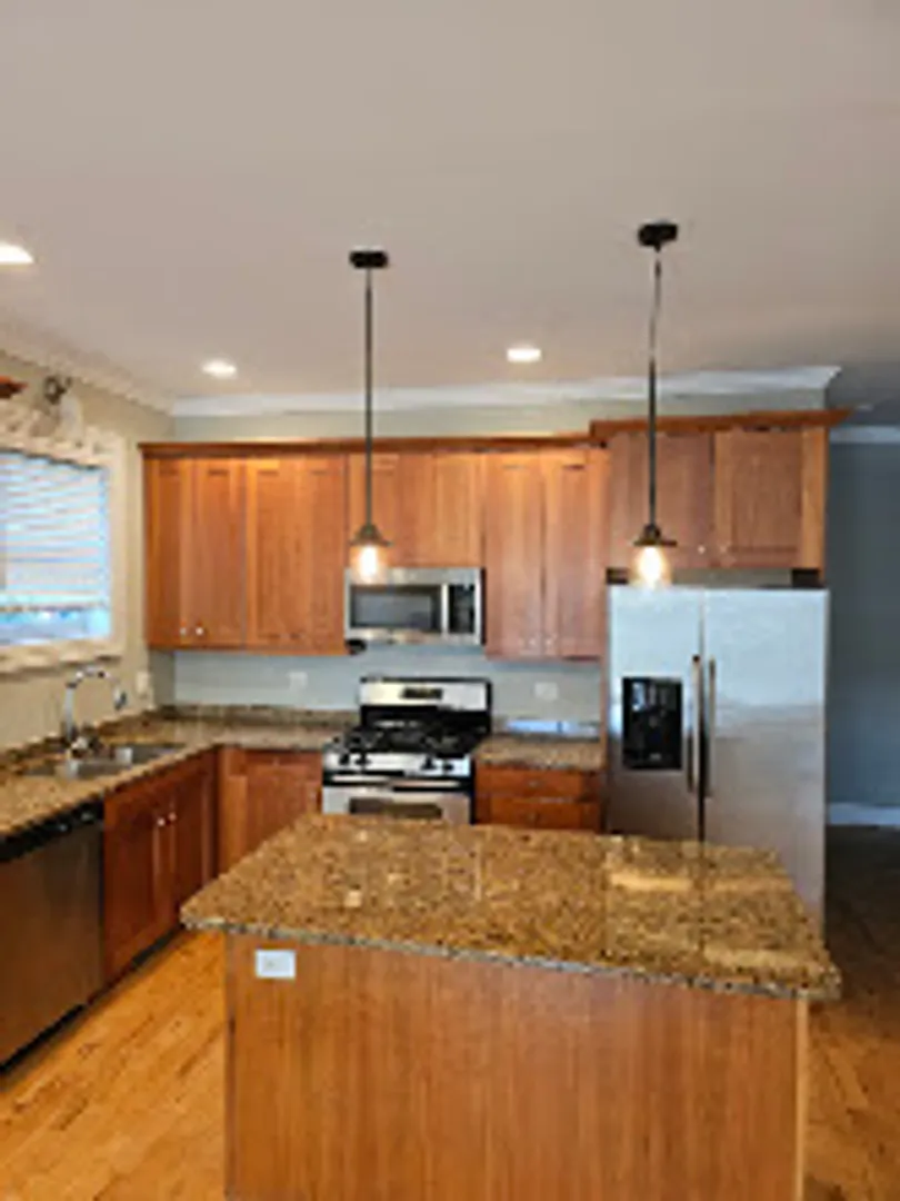 Stunning 2 Bed, 2 Bath Condo with Garage Parking & Private Outdoor Space in Rogers Park! — Photo 2