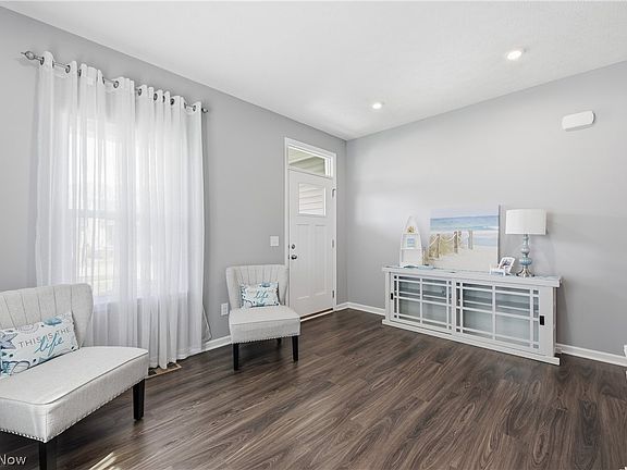 4th image of 1595 Crescent Dr