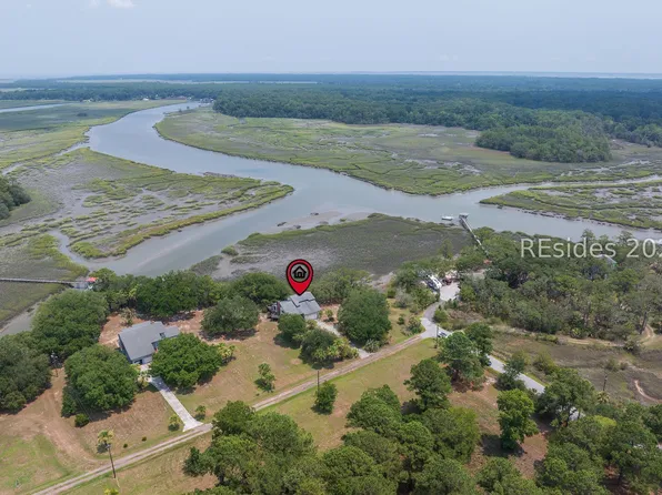 6 Locust Ln, Saint Helena Island, SC 29920