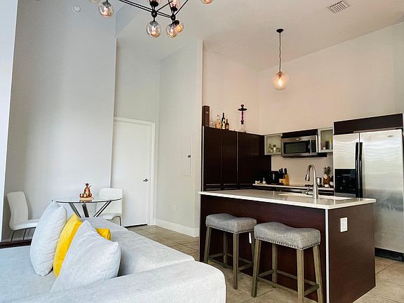 3rd image of 1900 N Bayshore Dr APT 609
