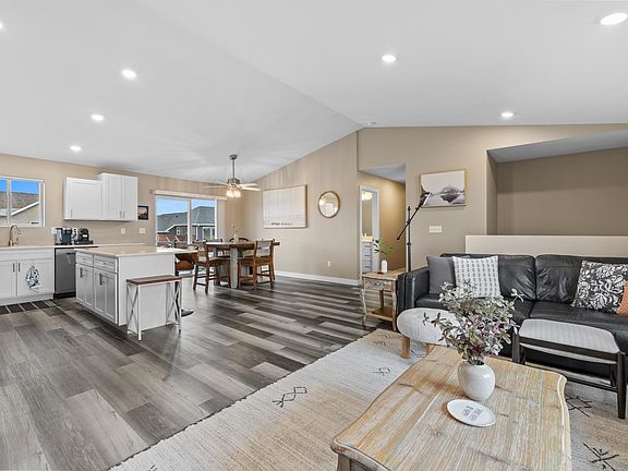3rd image of 1504 Woodlands Way SE