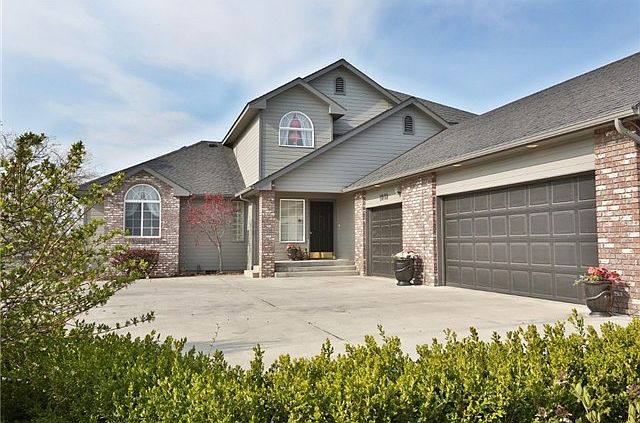 1st image of 1049 Laguna Dr