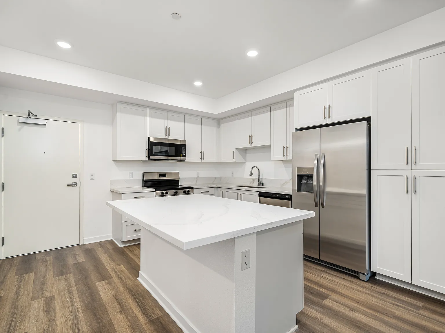 1 bed, 1.5 bath, 849 sqft, $2,550 — Photo 3