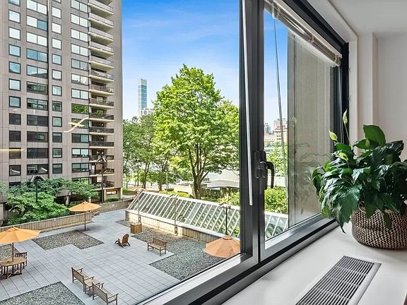 4th image of 531 Main St APT 311