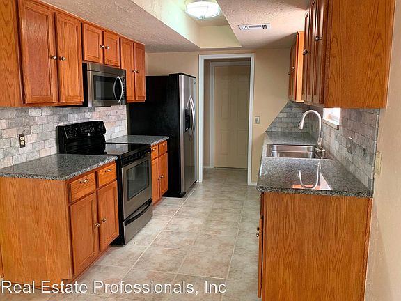 2nd image of 4606 NE Dearborn Ave