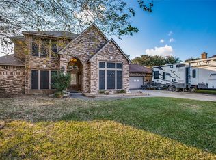 103 Peppermint Dr, Lake Jackson, TX 77566
