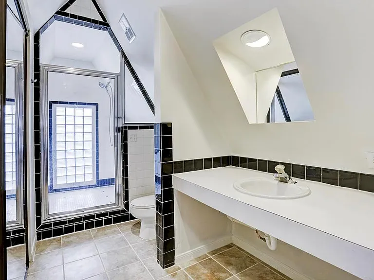2127 Bartlett St — Photo 10