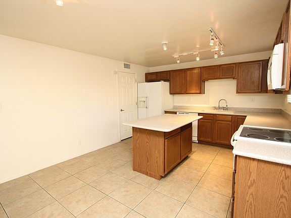 4th image of 953 N Desert Ave