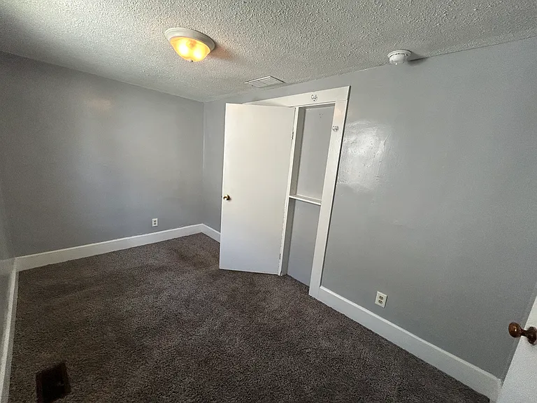 648 E Oregon St — Photo 5