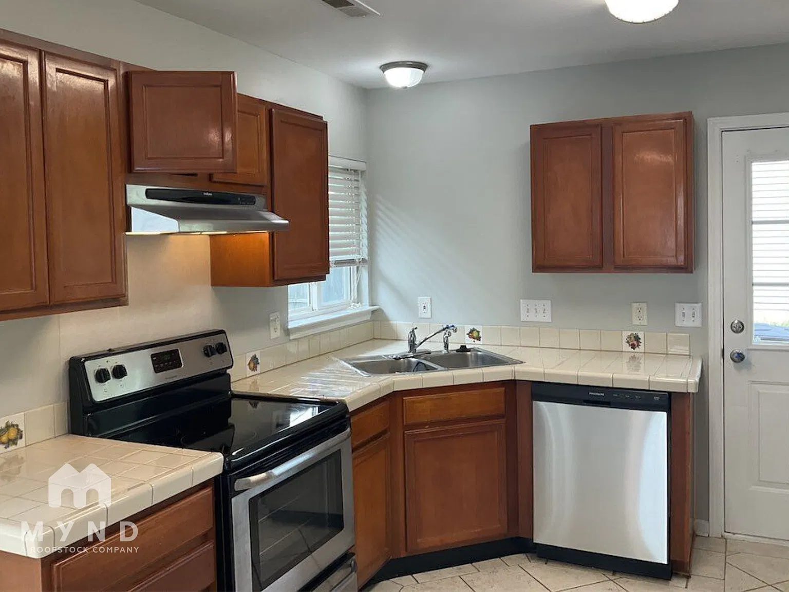 3 bed, 2.5 bath, 1487 sqft, $1,985 — Photo 4